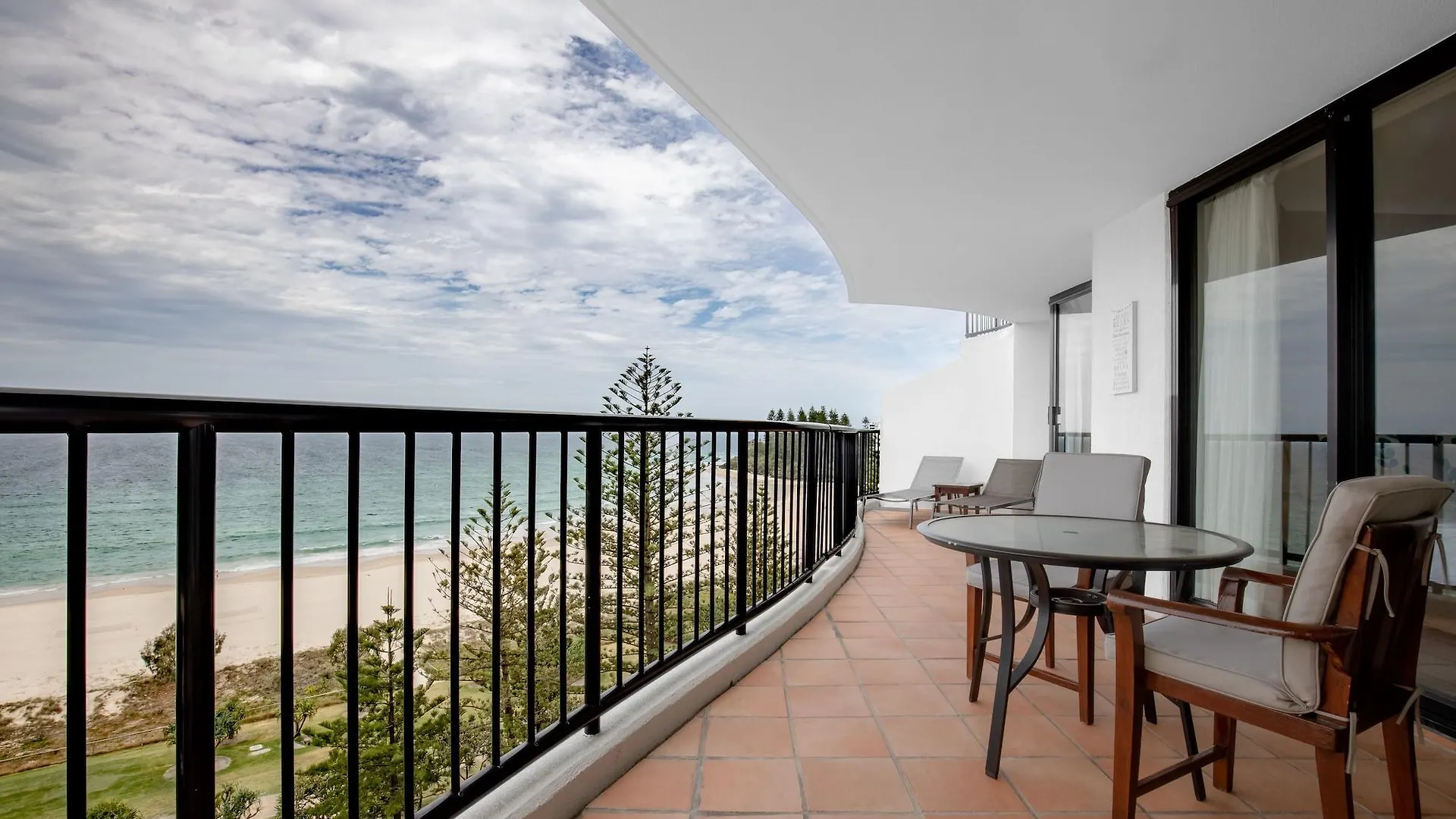 Mantra Coolangatta Beach Голд-Кост 4*,  Австралия