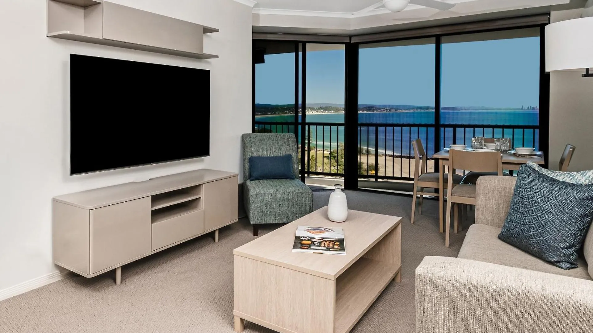 Mantra Coolangatta Beach Голд-Кост 4*,