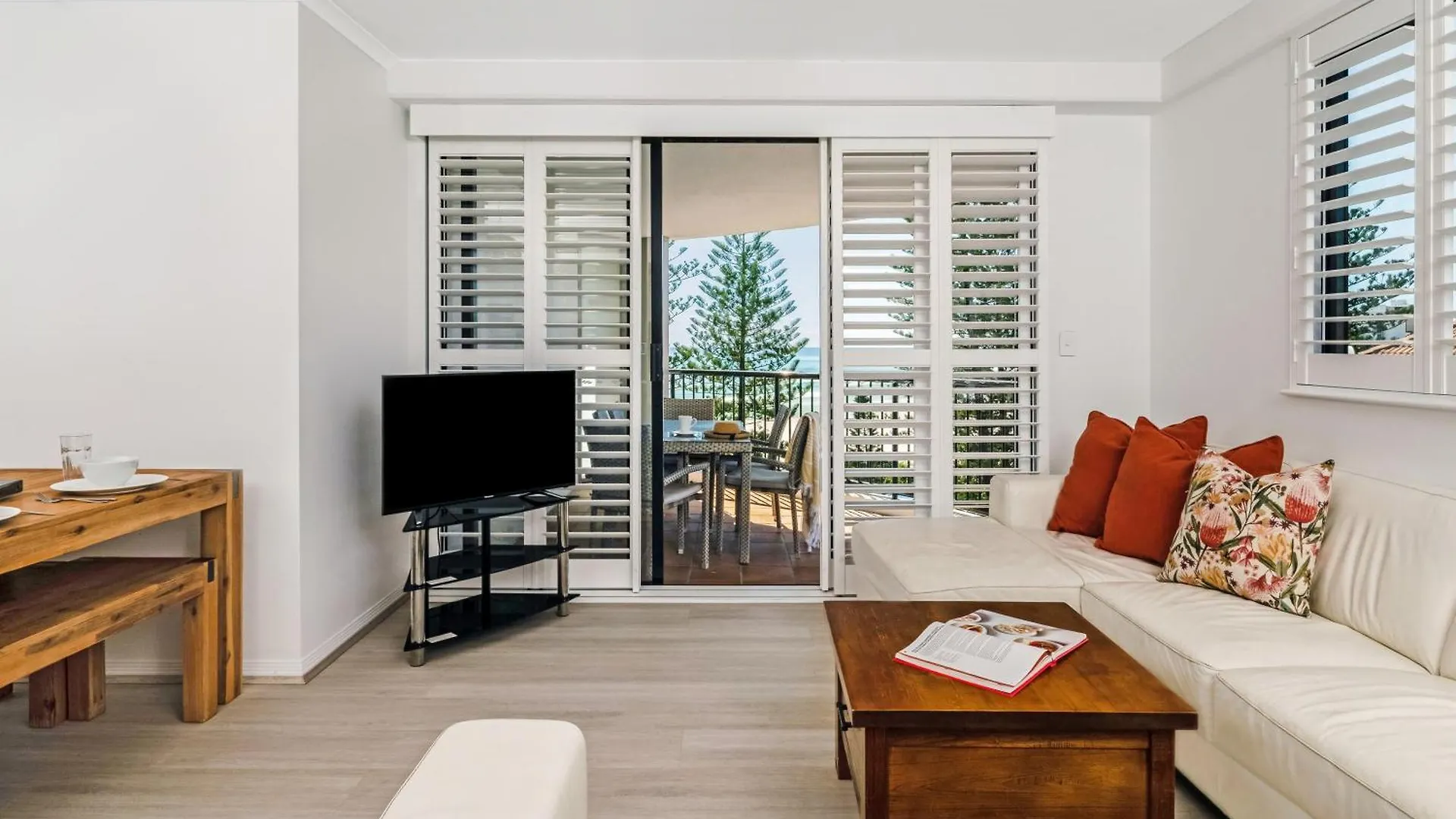 Апарт-отель Mantra Coolangatta Beach Голд-Кост